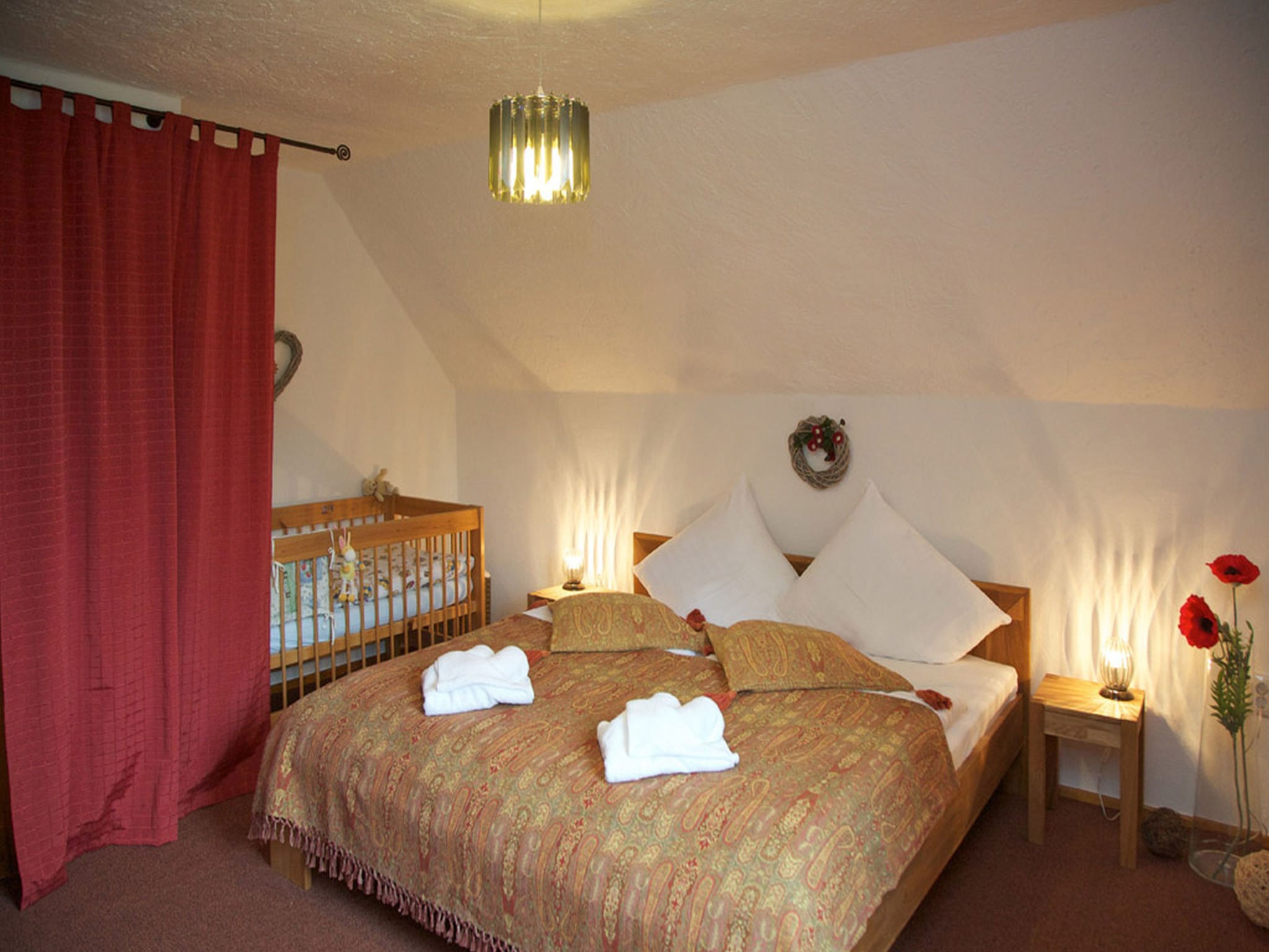 Schlafzimmer mit Doppelbett
